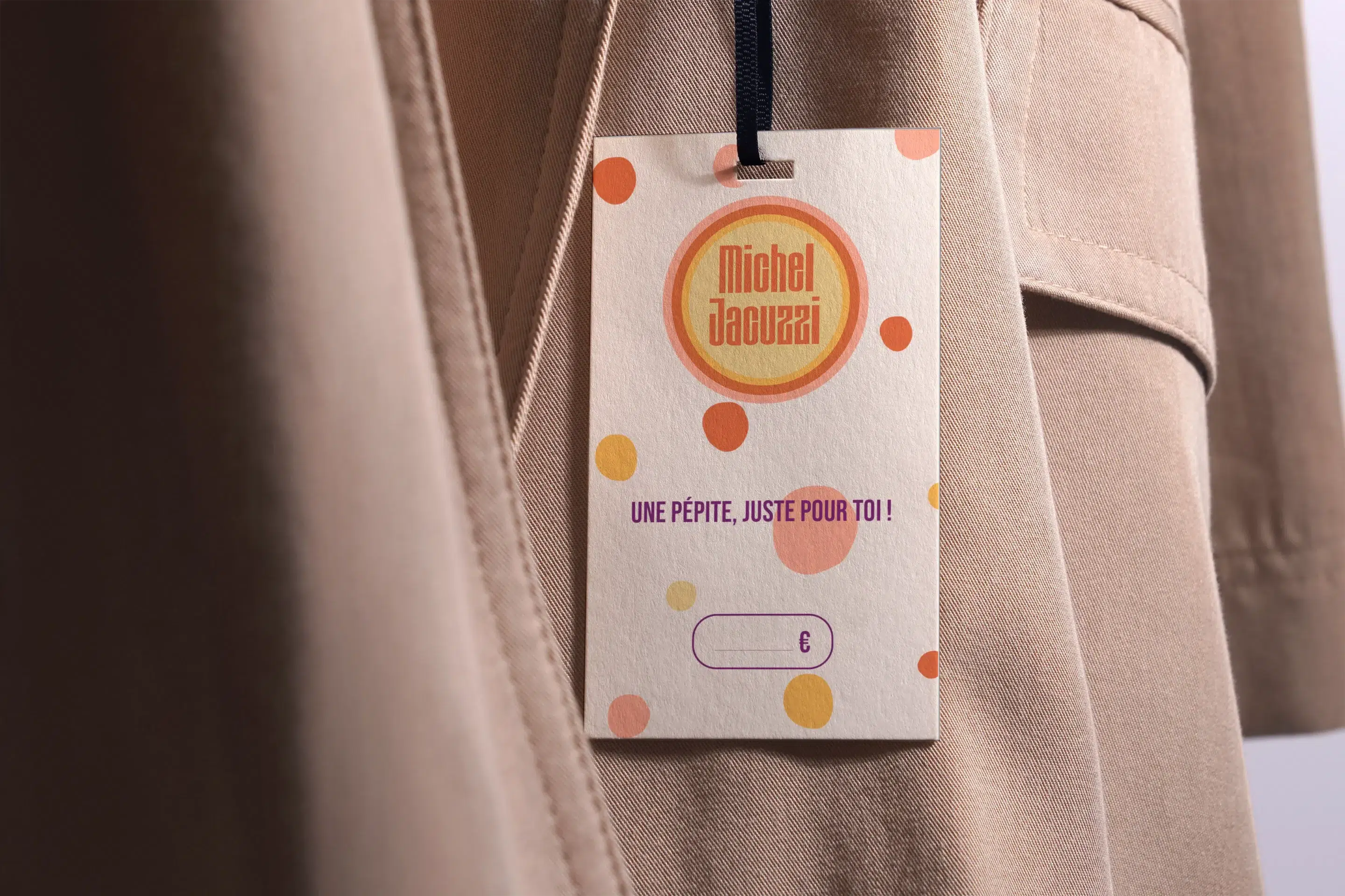 MOCKUP ETIQUETTE une étiquette de prix michel jacuzzi sur une veste beige